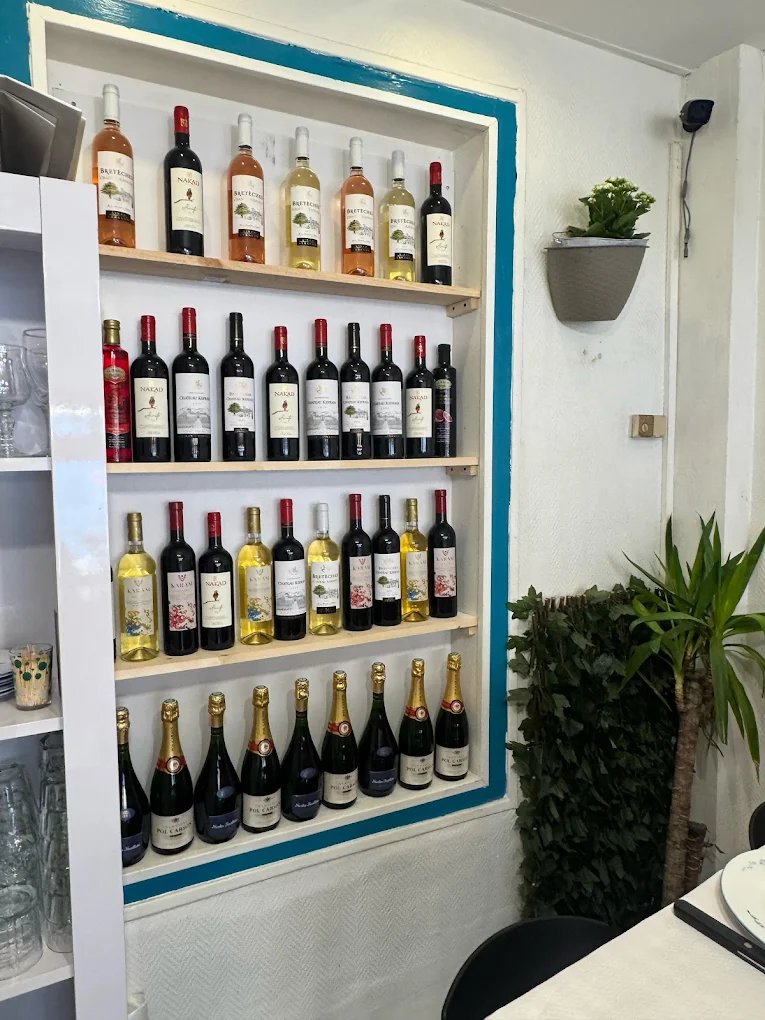 Sélection de bouteilles de vins exposées dans le restaurant